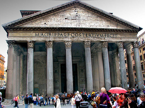 Đền Pantheon: Đến Rome m&agrave; kh&ocirc;ng gh&eacute; thăm ng&ocirc;i đền La M&atilde; Pantheon th&igrave; quả l&agrave; một thiếu s&oacute;t, h&atilde;y sắp xếp thời gian để tham quan ng&ocirc;i đền cổ xưa nổi tiếng thế giới n&agrave;y. X&acirc;y dựng v&agrave;o khoảng những năm 118-125 TCN, Pantheon l&agrave; một trong những t&ograve;a nh&agrave; ch&iacute;nh của Đế chế La M&atilde; cổ đại. Người ta tin rằng đ&acirc;y l&agrave; nơi phục vụ cho c&aacute;c vị thần v&igrave; Pantheon trong tiếng La tinh c&oacute; nghĩa l&agrave; &ldquo;Ng&ocirc;i đền của mọi vị thần&rdquo;.